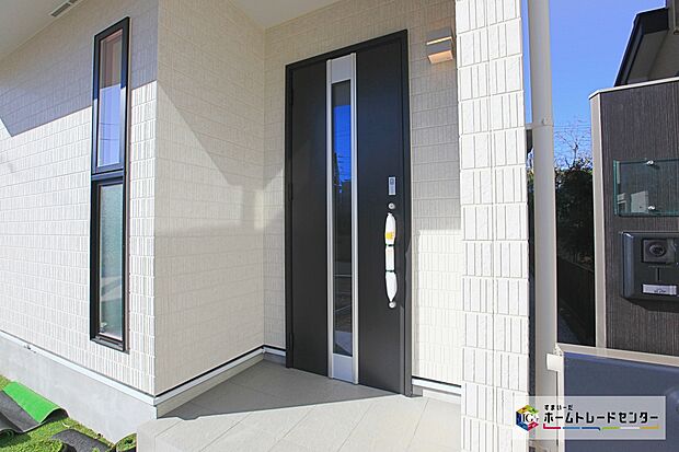 【TVモニター付きインターホン】録画機能もあり、どのような人が何時に来訪されたのかが分かります。防犯上はもちろん、お届け物などの把握にも便利です。ライトが付いているので、夜間でも安心です。