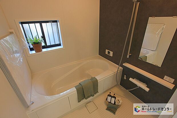 【1坪タイプバスルーム】足を伸ばして毎日の疲れを癒せる広々1坪タイプです。半身浴もでき、ゆっくりと寛げます。お子様と一緒でも快適に入浴が出来ますね。