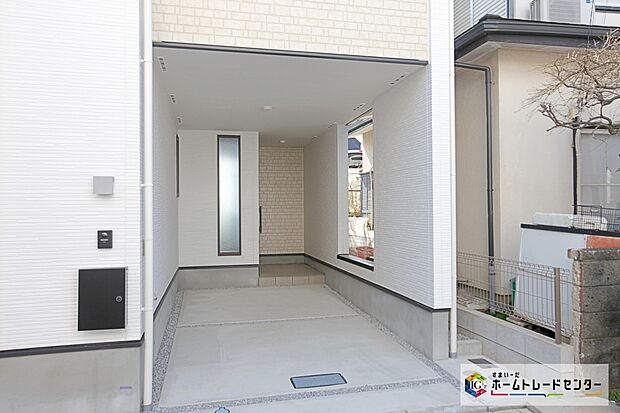 【ビルトインガレージ】強烈な日差しや、雨風、ホコリなどから大切な車を守るビルトインガレージ。また悪天候の時など、身体を濡らすことなく乗降できる点も特徴です。