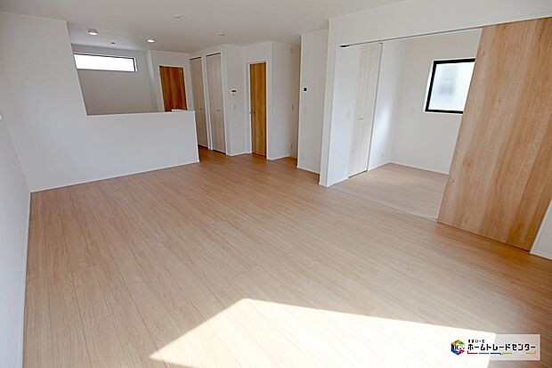 【リビング】大きな窓のあるリビングは、明るく解放感溢れる空間です。居心地良く、ご家族皆がゆったり寛げる憩いの空間となりそうです。