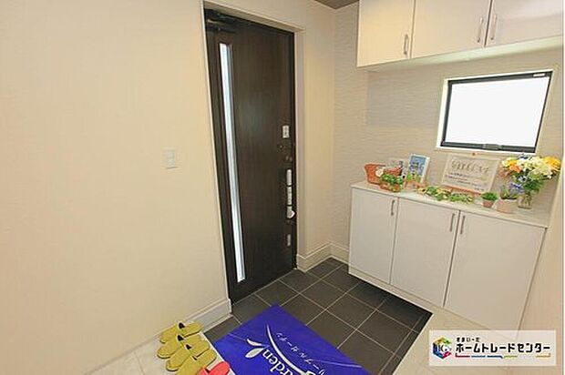 【玄関】家の中でお客様を迎える最初の場所である玄関は、家の印象そのものです！豊富な玄関収納で、常に綺麗に保つことが出来ます♪

