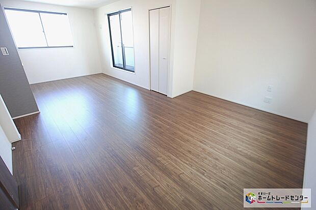 【リビング】2階リビングにすることで、陽当たりを良くし、人目も気にならずプライバシーを確保することが出来ます。