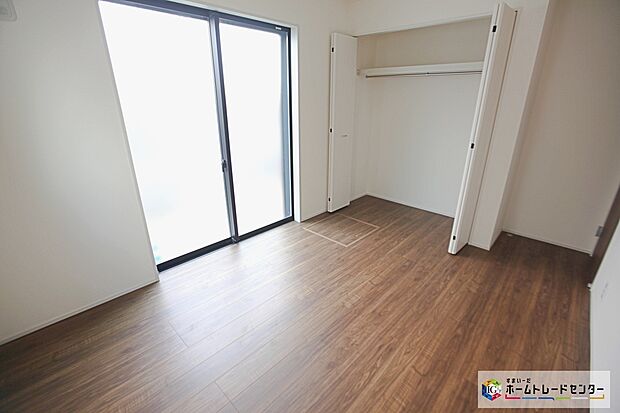 【洋室】穏やかな光が差し込む室内には、穏やかな時間が流れます。休日には、落ち着いた空間で自分の趣味を楽しむのはいかがですか。