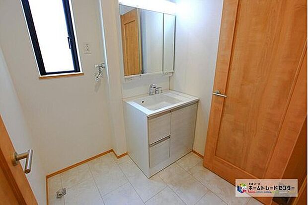 【洗面台・洗面所】洗面所スペースは着替えには十分な広さがございます。玄関から直接行けるので帰宅後すぐに手洗いできます☆