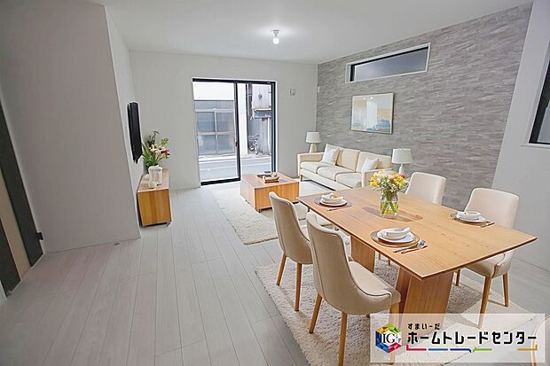 【リビング】現況の物件写真に、CG による画像処理を行っています。家具、家電、照明器具、小物、カーテン、その他のイメージはCG です。