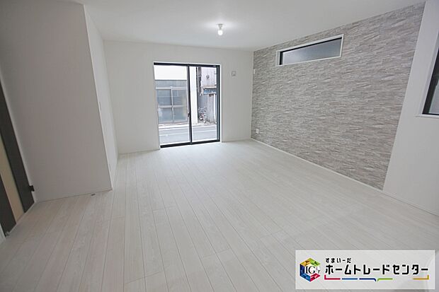 【リビング】あたたかい日差しがリビングを包みます☆家族みんなが集まる空間になりそうです☆