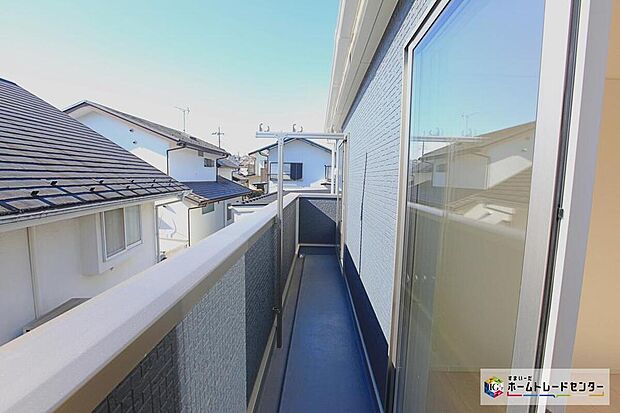 【☆　バルコニー　☆】２部屋より出入り可能、ワイドバルコニーです☆晴れた日にはたっぷりのお洗濯ものを干すことができます！