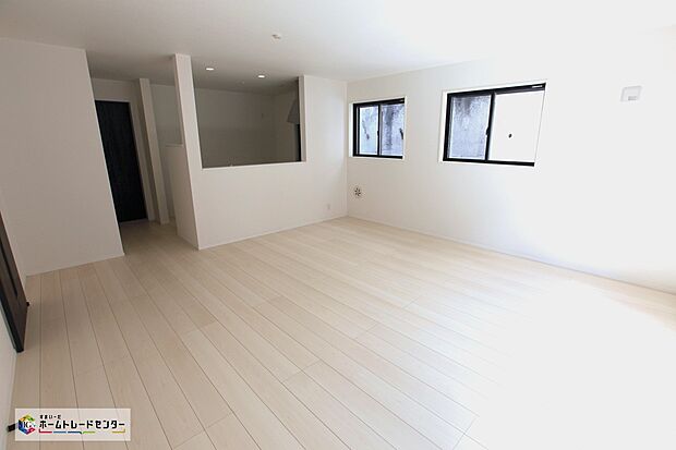 【リビング】リビングは１７．８９帖超！明るく居心地良く、ご家族皆がゆったり寛げる憩いの空間となりそうです♪