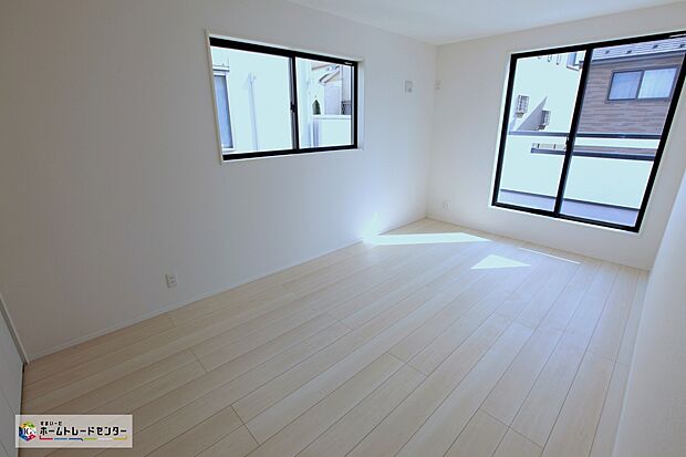 【洋室】充分な広さの収納を備え、採光良好な洋室は、快適空間。プライベートの時間もゆったりお寛ぎ頂けそうです。