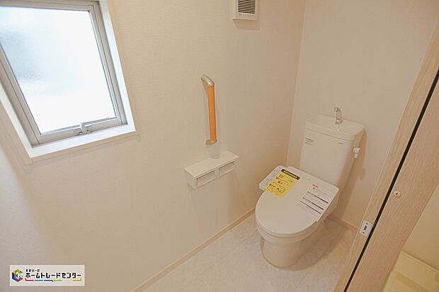 【トイレ】トイレスペースが１・２階にございますので、朝の混雑時に家族が分散して使用できます。またゲスト用・家族用と分けることも出来ますよ。