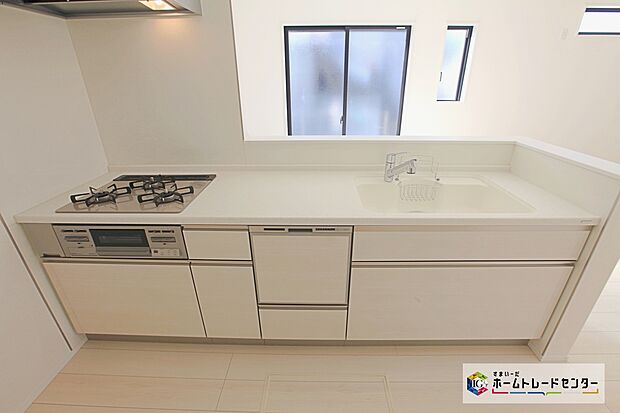 【システムキッチン】見栄えもよくお手入れもスムーズに出来ます。豊富な収納力もございますので、キッチンスペースをスッキリとお使い頂けそうです。