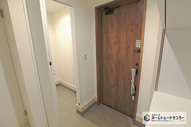 【シューズインクローゼット】玄関そばのクローゼットにはシーズンオフの履物やゴルフバッグ、傘などが効率よく収納でき、いつでもすっきりお客様をお迎えできます。