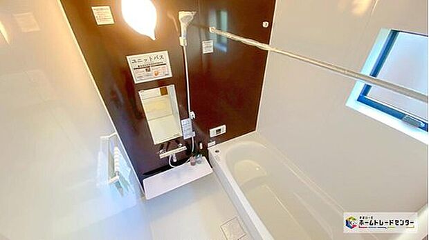 【浴室】窓付きバスルームは、採光もあり、明るく落ち着いた雰囲気のゆったり寛げる空間！日中の入浴も気持ちよくお使い頂けます♪窓があることで、換気環境も良好！掃除もスムーズに出来ます♪

