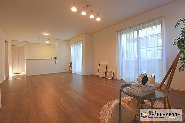 【リビング】ママの目線でデザインされた住まいは、水回りの導線や豊富な収納など魅力がたくさん。住み心地の良さをぜひご体感下さい！