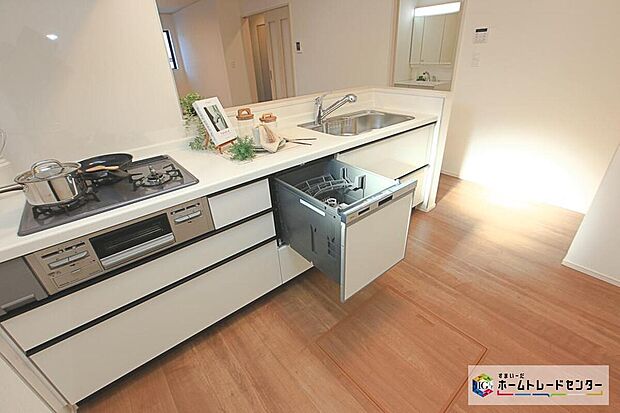 【キッチン】窓付きの明るく爽やかなキッチンスペースです♪人工大理石トップのシステムキッチン。見栄えもよくお手入れもスムーズに出来ます。豊富な収納力もございます♪