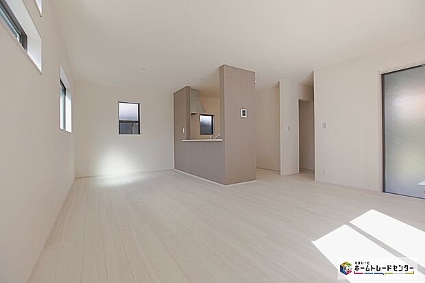 【リビング】リビングにはたくさんの窓を設置しました♪各方向から光が差し込みます!