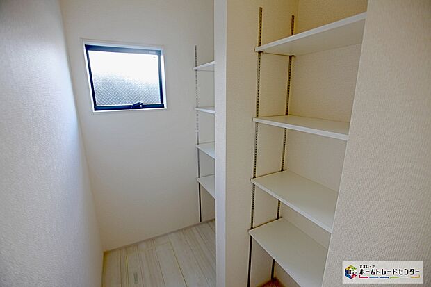 【パントリー】ミネラルウォーターや調味料など、まとめ買いしても置き場所の心配がいりません。育ちざかりのお子様を持つママにとっても嬉しいスペースです。