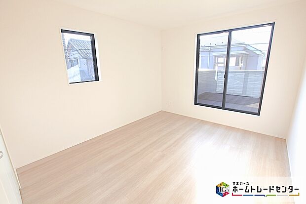 【洋室】２面採光を確保した明るい室内は、風通しも良く、大変居心地の良い空間となっております。爽やかな風を感じて起きる朝は、快適生活の始まりに！