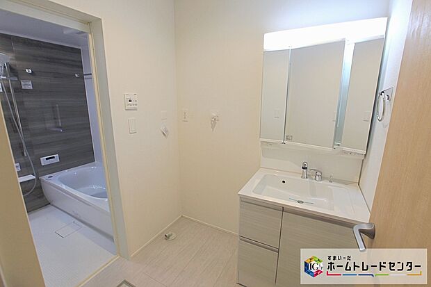 【サニタリースペース】白を基調とした爽やかなサニタリースペース。清潔感のある快適空間です。毎日の身支度も気持ち良くお使い頂けます。