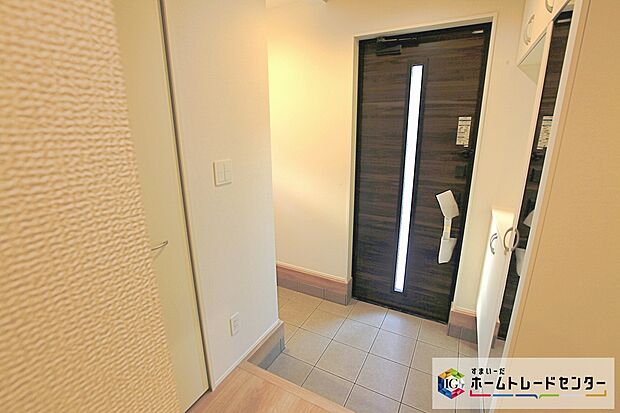 【玄関】ロングブーツやトレッキング靴もすっぽり収まる玄関収納。靴はもちろんベビーカーやお子さんの遊び道具なども置いていただけます。

