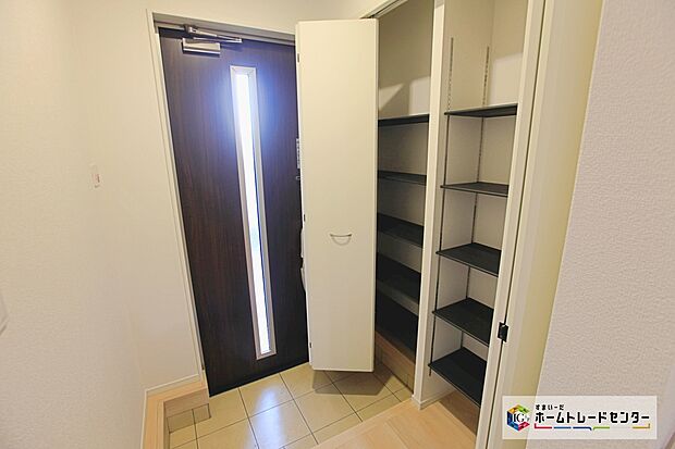 【TVモニター付きインターホン】録画機能もあり、どのような人が何時に来訪されたのかが分かります。防犯上はもちろん、お届け物などの把握にも便利です。ライトが付いているので、夜間でも安心です。