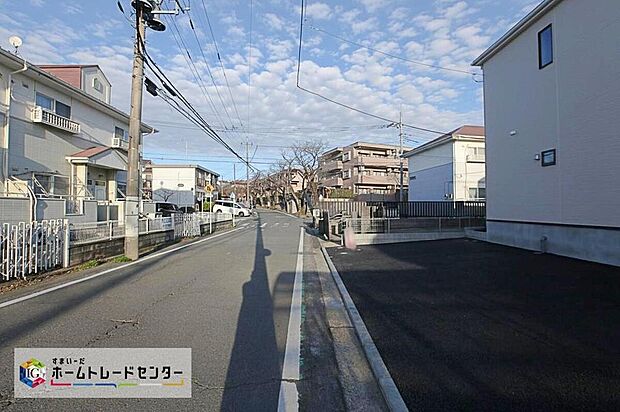 【前面道路含む現地写真】閑静な住宅街に立地します☆前面道路は開放感溢れる６．５ｍ幅、陽当り・通風良好です♪