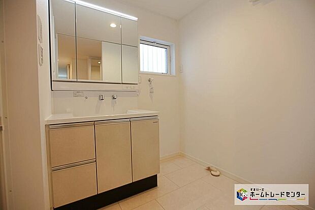 【洗面台・洗面所】白を基調とした爽やかなサニタリースペース。清潔感のある快適空間です。毎日の身支度も気持ち良くお使い頂けます。