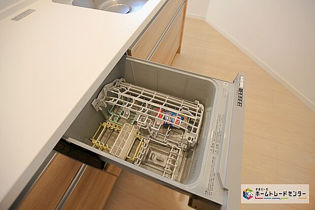 【食器洗浄乾燥機】忙しい奥様の味方、後片付けもラクラクなビルトイン食洗機付き。洗い終わった食器の水切りや乾燥としても便利です。