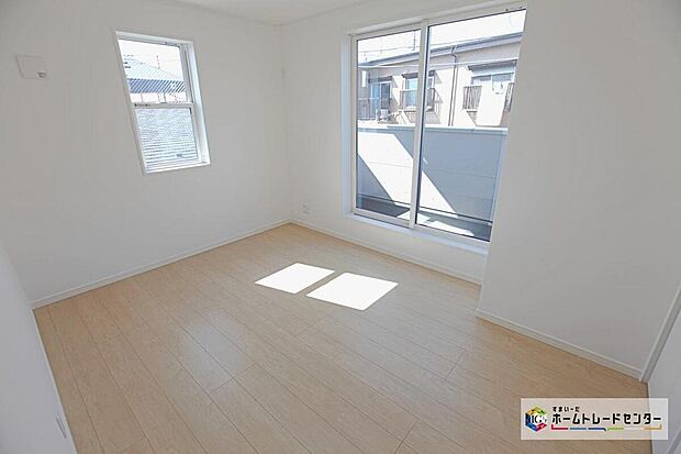 【リビング以外の居室】採光良好な明るい室内。木の温もりがやさしいフローリングは安らぎをもたらすプライベート空間。