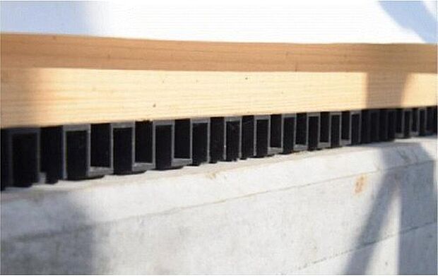 【【ロング基礎パッキン】】基礎パッキンを使用することで基礎の全周が換気口に早変わり。コーナー部分もしっかり換気ができ、床下をカラリと保つことがきます。基礎と土台の間に敷きこむことで、土台と基礎が直接触れるのを防ぎ、コンクリートから木部への水分移動もシャットアウトする効果があります。