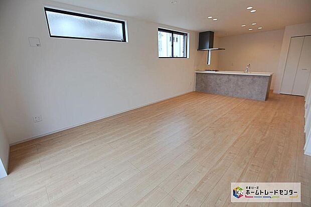 【リビング】17帖超の広々とした開放感あふれるリビングです。ゆったり寛げる充分な広さがございますので、ご家族でインテリアのレイアウトを考えるのも楽しみになりそうです。