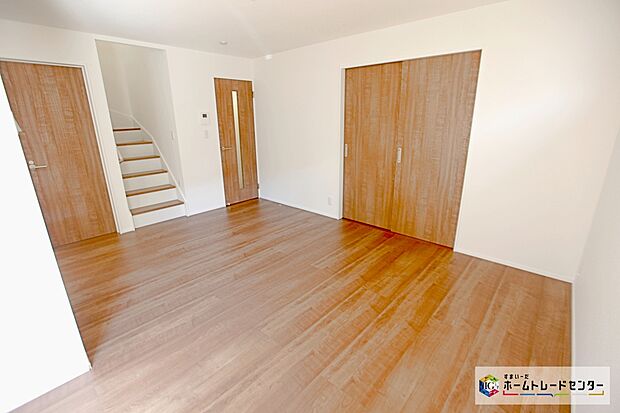 【リビング】自然光に包まれたリビング。あふれる陽光の輝き、子どもたちの笑顔も光り輝いて見える。