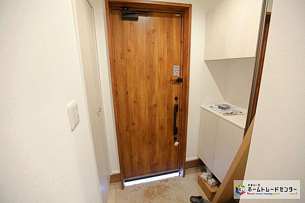 【TVモニター付きインターホン】訪問者が一目でわかるカラーモニターを採用したインターホン。お子様一人のお留守番も安心です♪