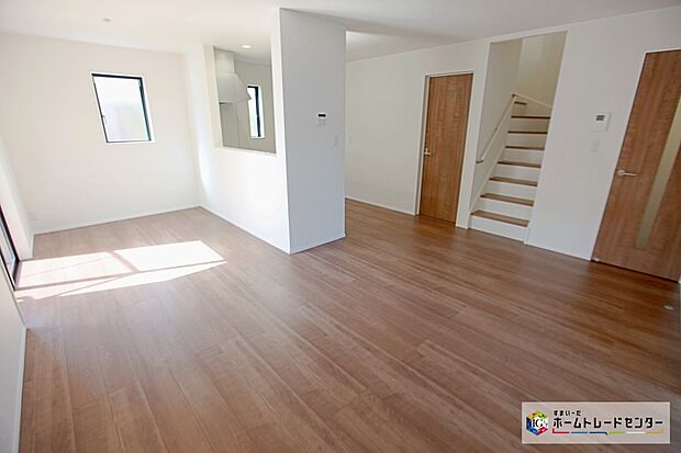 【リビング】広々としたリビングは掃き出し窓からたくさんの陽光を取り入れてくれます。家族が集まる空間ですからやはり明るさと、暖かさは大切です。広さがありますので家具の配置に悩まなくて済みます