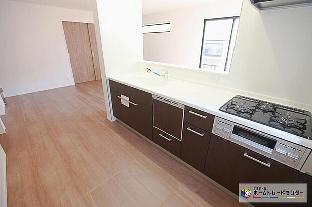 【キッチン】対面式のキッチンですので、リビングで寛ぐご家族をいつも感じられます。会話を楽しみながら家事ができます。