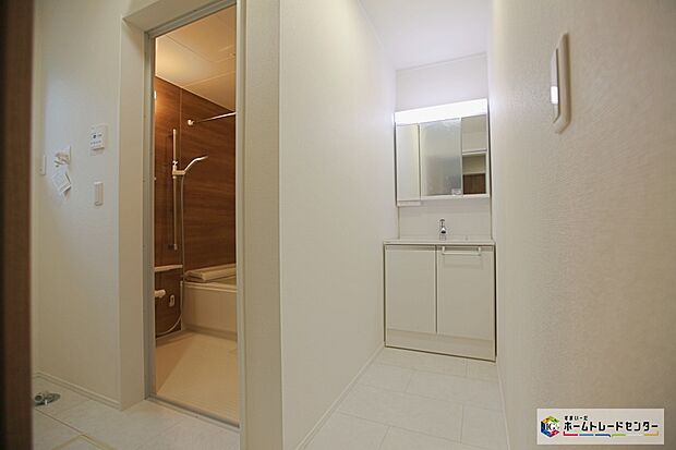 【サニタリースペース】白を基調とした爽やかなサニタリースペース。清潔感のある快適空間です。毎日の身支度も気持ち良くお使い頂けます。