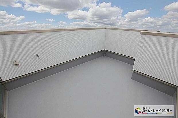 【バルコニー】心地よい陽射しや暖かな風を楽しむことが出来ます♪広々としたバルコニーなので、シーツなど大きな洗濯物もらくらく干せます♪