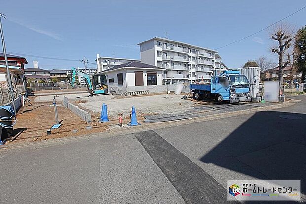【前面道路含む現地写真】全居室２面採光＆収納完備！リビング１６帖超、ご家族でゆったりお過ごしいただける４LDKプランです☆
