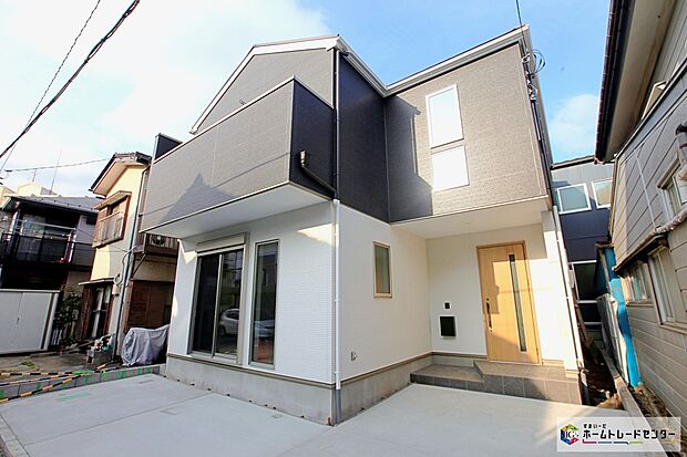 【現地外観写真】車種によりますが、カースペース2台分ございます!家族分の自転車の駐輪スペースとしても勿論、来客用の駐車スペースとしてもお使いいただけます。