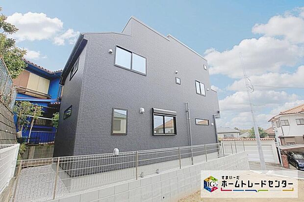 【現地外観写真】ダークカラーの外観は、重厚感のある落ち着いた雰囲気。南からの温かい陽射しふりそそぐ気持ちの良いお住まいとなっております。