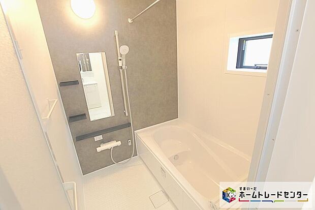 【浴室】窓付きのバスルームは、採光もあり明るく気持ちの良い空間です。窓があることで、換気環境も良好。掃除もスムーズに出来ます。