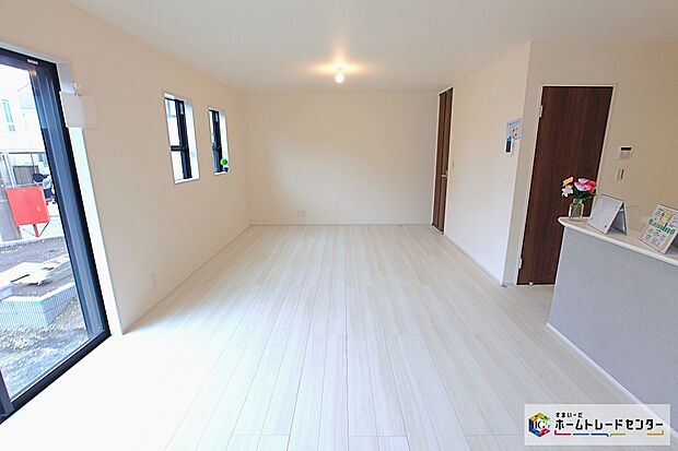 【リビング】家族とのつながりを意識した見通しのいいリビングは会話が弾んでみんなを笑顔にします。豊富な収納など魅力がたくさん。住み心地の良さをぜひご体感下さい!