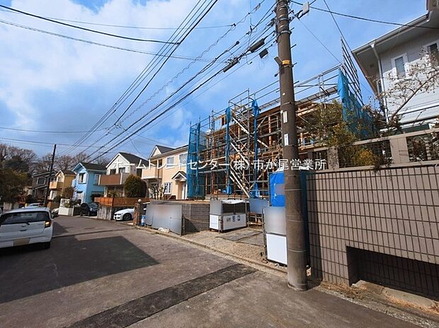 【前面道路含む現地写真】閑静な住宅街に立地します☆前面道路は開放感溢れる６．５ｍ幅、陽当り・通風良好です♪
