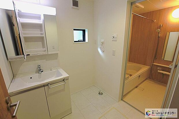 【☆　洗面所　☆】白を基調とした爽やかなサニタリースペース。清潔感のある快適空間です。毎日の身支度も気持ち良くお使い頂けます。