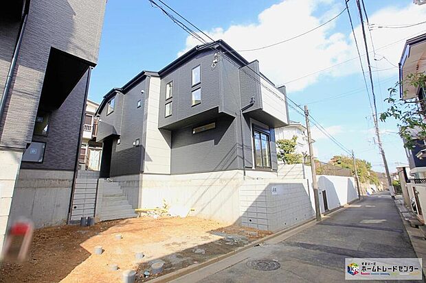 【前面道路含む現地写真】洗練されたデザインのお洒落なお住まいです。ゆとりの広さを誇る魅力あふれる邸宅の完成です。