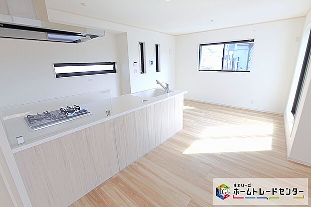 【リビング】対面式のキッチンですので、リビングで寛ぐご家族をいつも感じられます。会話を楽しみながら家事ができます。