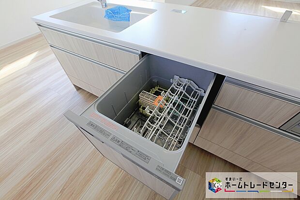 【食洗機付きシステムキッチン】ビルトイン式の食器洗い乾燥機を標準設置しています。家事の手間を大幅に削減してくれるお役立ちアイテムは、洗浄力が高いうえ、除菌効果にも優れております。