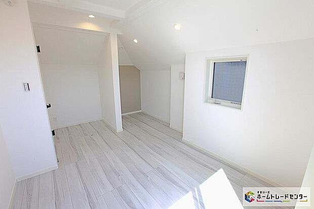 【リビング以外の居室】朝日と共に起きて、日中もたっぷり日差しが降り注ぐ間取り。