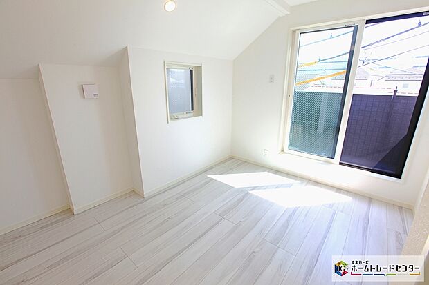 【全居室2面採光】2面採光を確保した明るい室内は、風通しも良く、大変居心地の良い空間となっております。爽やかな風を感じて起きる朝は、快適生活の始まりに!