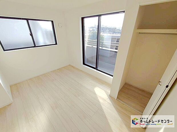 【洗面台・洗面所】白を基調とした飽きのこない内装☆
こちらも小窓があるので、日々の換気も容易に完結☆